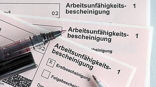 Die Krankschreibungen wegen Husten, Schnupfen und anderen Atemwegsinfekte sind besonders stark gestiegen - um 78 Prozent. Die Krankschreibungen wegen Husten, Schnupfen und anderen Atemwegsinfekte sind besonders stark gestiegen - um 78 Prozent.