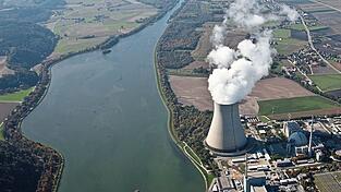 Noch dampft der Kühlturm des Kraftwerks in Essenbach - nach aktuellem Stand geht Isar 2 Ende des Jahres vom Netz. Noch dampft der Kühlturm des Kraftwerks in Essenbach - nach aktuellem Stand geht Isar 2 Ende des Jahres vom Netz.