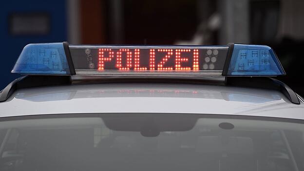 Nach Angaben der Polizei fuhr ein Mädchen mit einem Tretroller auf einer Straße in Pilsting, dann kollidierte es mit der Beifahrertür eines vorbeifahrenden Autos. (Symbolfoto) Nach Angaben der Polizei fuhr ein Mädchen mit einem Tretroller auf einer Straße in Pilsting, dann kollidierte es mit der Beifahrertür eines vorbeifahrenden Autos. (Symbolfoto)