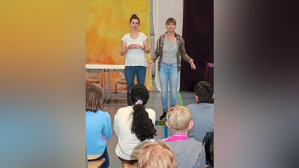 Die beiden Schauspielerinnen Judith Gorgass und Sonja Welter führten das Stück auf. Die beiden Schauspielerinnen Judith Gorgass und Sonja Welter führten das Stück auf.
