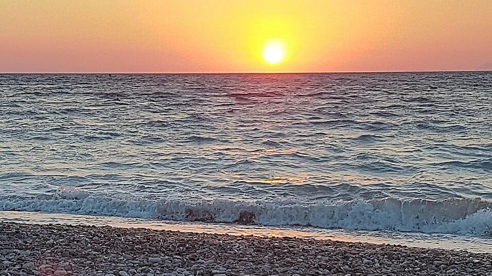 Traumhafter Sonnenuntergang auf Rhodos. Gegenüber liegt die türkische Küste. Traumhafter Sonnenuntergang auf Rhodos. Gegenüber liegt die türkische Küste.