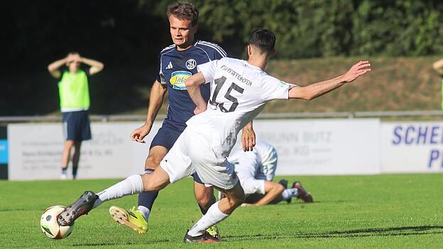 Landshuts Marcus Plomer (li.) bleibt an Pfaffenhofens Yasin Kieskin hängen. Eine Szene mit Symbolcharakter für die Partie, in der die Abwehr den Ton angab. Beide Teams arbeiteten „ungemein diszipliniert gegen den Ball“, fand auch SVL-„Co“ Hannes Maier. Landshuts Marcus Plomer (li.) bleibt an Pfaffenhofens Yasin Kieskin hängen. Eine Szene mit Symbolcharakter für die Partie, in der die Abwehr den Ton angab. Beide Teams arbeiteten „ungemein diszipliniert gegen den Ball“, fand auch SVL-„Co“ Hannes Maier.