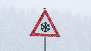 Schneefälle und gefrierender Regen könnten mancherorts zu Rutschpartien führen. (Archivbild) Schneefälle und gefrierender Regen könnten mancherorts zu Rutschpartien führen. (Archivbild)