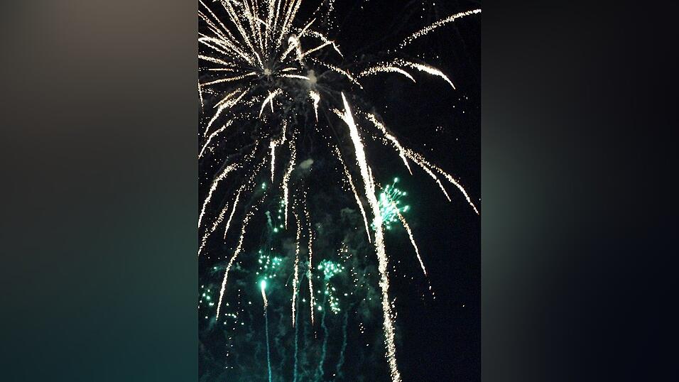 Die Frühjahrsdult 2017 in Landshut neigt sich dem Ende entgegen. Grund genug, noch einmal richtig in den Bierzelten zu feiern - abgerundet vom traditionellen Feuerwerk. Die Frühjahrsdult 2017 in Landshut neigt sich dem Ende entgegen. Grund genug, noch einmal richtig in den Bierzelten zu feiern - abgerundet vom traditionellen Feuerwerk.