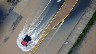 Dutzende Flüsse sind über die Ufer getreten, Straßen und Felder sind überschwemmt. Dutzende Flüsse sind über die Ufer getreten, Straßen und Felder sind überschwemmt.