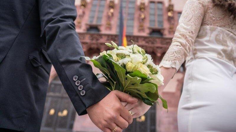 Viele Menschen in Bayern wollen jetzt schnell heiraten. Viele Menschen in Bayern wollen jetzt schnell heiraten.