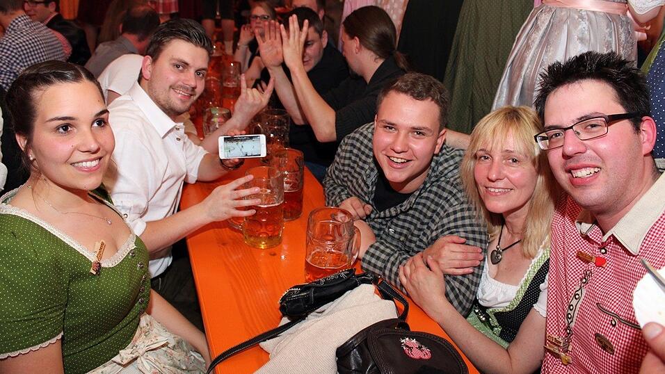 Die Frühjahrsdult 2017 in Landshut neigt sich dem Ende entgegen. Grund genug, noch einmal richtig in den Bierzelten zu feiern - abgerundet vom traditionellen Feuerwerk. Die Frühjahrsdult 2017 in Landshut neigt sich dem Ende entgegen. Grund genug, noch einmal richtig in den Bierzelten zu feiern - abgerundet vom traditionellen Feuerwerk.