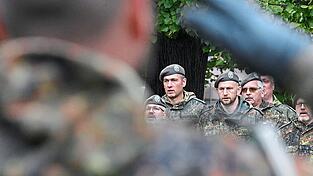 Wer von „Kriegstüchtigkeit“ spricht, bleibt meist am Schreibtisch. Soldaten stehen währenddessen an der Front. Wer von „Kriegstüchtigkeit“ spricht, bleibt meist am Schreibtisch. Soldaten stehen währenddessen an der Front.