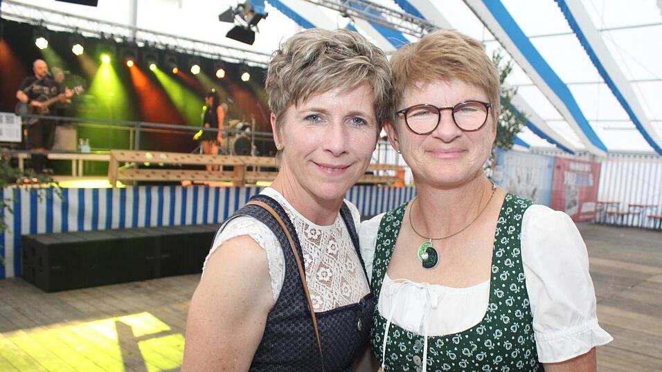 Zur Musik von Headless wurde ausgelassen gefeiert. Zur Musik von Headless wurde ausgelassen gefeiert.