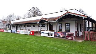 Das Sportheim des SV Sünching ist in die Jahre gekommen. Eine Generalsanierung des 36 Jahre alten Gebäudes kostet schätzungsweise rund 1,4 Millionen Euro. Das Sportheim des SV Sünching ist in die Jahre gekommen. Eine Generalsanierung des 36 Jahre alten Gebäudes kostet schätzungsweise rund 1,4 Millionen Euro.