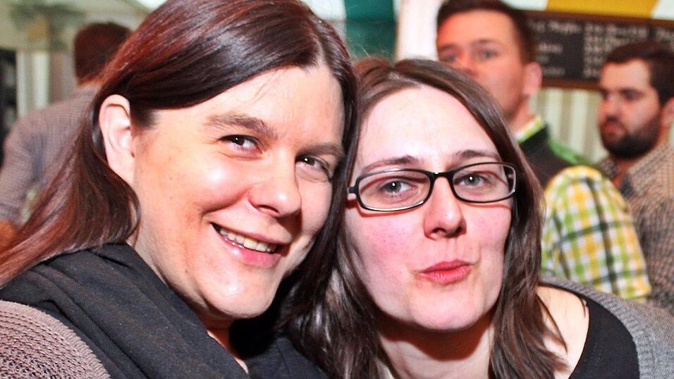 Die Frühjahrsdult 2017 in Landshut neigt sich dem Ende entgegen. Grund genug, noch einmal richtig in den Bierzelten zu feiern - abgerundet vom traditionellen Feuerwerk. Die Frühjahrsdult 2017 in Landshut neigt sich dem Ende entgegen. Grund genug, noch einmal richtig in den Bierzelten zu feiern - abgerundet vom traditionellen Feuerwerk.