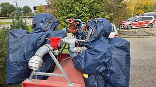 Immer dann, wenn gefährliche Stoffe austreten kommen die Schutzanzüge zum Einsatz. Immer dann, wenn gefährliche Stoffe austreten kommen die Schutzanzüge zum Einsatz.
