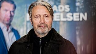 Mikkelsen gilt als leidenschaftlicher Tennisspieler. Mikkelsen gilt als leidenschaftlicher Tennisspieler.