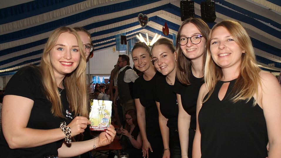 Zur Musik von Headless wurde ausgelassen gefeiert. Zur Musik von Headless wurde ausgelassen gefeiert.