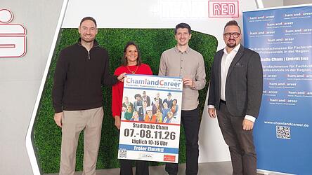 Die Organisatoren Markus Ziereis, Tanja Schwander und Jim-Patrick Müller (von links) stellen gemeinsam mit Christoph Muhr, zuständig für Marketing bei der Sparkasse Cham, das Rahmenprogramm vor. Die Organisatoren Markus Ziereis, Tanja Schwander und Jim-Patrick Müller (von links) stellen gemeinsam mit Christoph Muhr, zuständig für Marketing bei der Sparkasse Cham, das Rahmenprogramm vor.