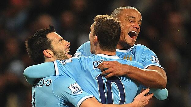 Einst gemeinsam bei Manchester City: Edin Dzeko (M.) und Vincent Kompany. (Archivbild) Einst gemeinsam bei Manchester City: Edin Dzeko (M.) und Vincent Kompany. (Archivbild)