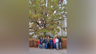 Einige Anwohner vor der Stieleiche am Rennplatz im Münzer Weg. Sie wollen die Fällung des Baumes verhindern. Einige Anwohner vor der Stieleiche am Rennplatz im Münzer Weg. Sie wollen die Fällung des Baumes verhindern.