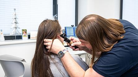 Patienten sollen Plänen der Bundesregierung zufolge schneller einen Termin beim Facharzt bekommen, indem sie zuerst zum Hausarzt gehen. Patienten sollen Plänen der Bundesregierung zufolge schneller einen Termin beim Facharzt bekommen, indem sie zuerst zum Hausarzt gehen.
