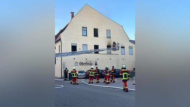 Über die Drehleiter wurden die Räume im Gebäude von außen auf Glutnester überprüft. Über die Drehleiter wurden die Räume im Gebäude von außen auf Glutnester überprüft.