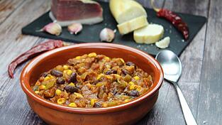 Anja Auer stellt in ihrem aktuellen Rezept eine neue Variante des Eintopf-Klassikers 'Chili con Carne' vor. Anja Auer stellt in ihrem aktuellen Rezept eine neue Variante des Eintopf-Klassikers 'Chili con Carne' vor.