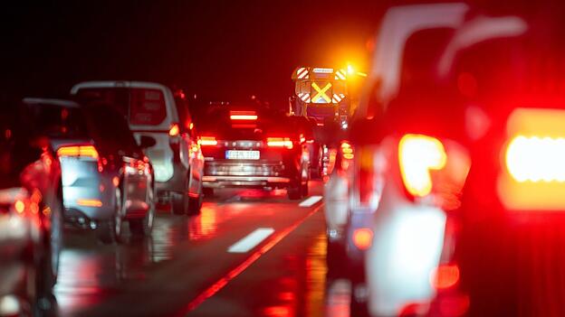 Polizisten mussten einige Autofahrer wecken. (Symbolbild) Polizisten mussten einige Autofahrer wecken. (Symbolbild)