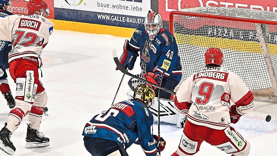 Magere Ausbeute: Tobias Lindberg (rechts) verkürzte in der 37. Spielminute auf 1:2 - mehr sprang für den Schweden und seine EVL-Teamkollegen in der Echte-Helden-Arena jedoch nicht heraus. Magere Ausbeute: Tobias Lindberg (rechts) verkürzte in der 37. Spielminute auf 1:2 - mehr sprang für den Schweden und seine EVL-Teamkollegen in der Echte-Helden-Arena jedoch nicht heraus.
