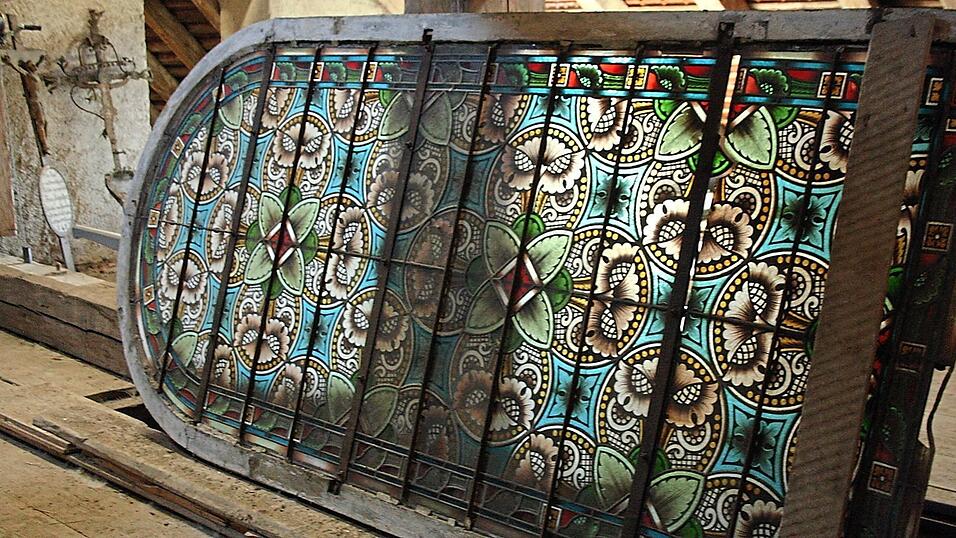 So einige Schätze sind am Dachboden der Kirche verwahrt, wie dieses alte Kirchenfenster, für die es noch keine Verwendung gibt. Anderes kann entrümpelt werden. So einige Schätze sind am Dachboden der Kirche verwahrt, wie dieses alte Kirchenfenster, für die es noch keine Verwendung gibt. Anderes kann entrümpelt werden.