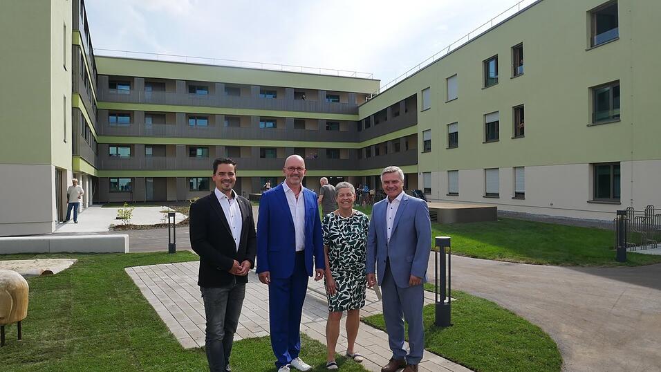 AWO-Landshut-Geschäftsführer Philipp Buchta (v.l.), Bürgermeister Andreas Strauß, Doris Reuschl vom Sachgebiet Wohnungswesen des Bezirks und Landrat Peter Dreier bei der Einweihungsfeier. AWO-Landshut-Geschäftsführer Philipp Buchta (v.l.), Bürgermeister Andreas Strauß, Doris Reuschl vom Sachgebiet Wohnungswesen des Bezirks und Landrat Peter Dreier bei der Einweihungsfeier.