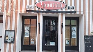 Die Kneipe „Spontan“ führt Raoul Henghuber seit 27 Jahren. Doch seit anderthalb Jahren liegt er im Clinch mit der Stadt. Die Kneipe „Spontan“ führt Raoul Henghuber seit 27 Jahren. Doch seit anderthalb Jahren liegt er im Clinch mit der Stadt.