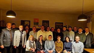 Der CSU-Ortsverband Waldmünchen hat am Sonntag seine Bewerber für den Stadtrat nominiert; mit auf dem Bild Landrat Franz Löffler (links), Bürgermeister Markus Ackermann (rechts) und Landratskandidat Michael Multerer (erste Reihe sitzend Dritter von links). Der CSU-Ortsverband Waldmünchen hat am Sonntag seine Bewerber für den Stadtrat nominiert; mit auf dem Bild Landrat Franz Löffler (links), Bürgermeister Markus Ackermann (rechts) und Landratskandidat Michael Multerer (erste Reihe sitzend Dritter von links).