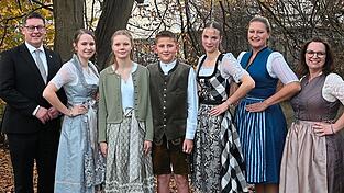 Bürgermeister Helmut Fichtner, Hofdame Mia Amend, Prinzessin Marie, Prinz Lukas, Hofdame Mira Rüppner, Vize-Präsidentin Evi Winterstein und Präsidentin Melanie Reiher läuten die Faschingssaison ein. Bürgermeister Helmut Fichtner, Hofdame Mia Amend, Prinzessin Marie, Prinz Lukas, Hofdame Mira Rüppner, Vize-Präsidentin Evi Winterstein und Präsidentin Melanie Reiher läuten die Faschingssaison ein.