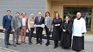 Die Schlüsselübergabe mit den Ehrengästen. Die Schlüsselübergabe mit den Ehrengästen.