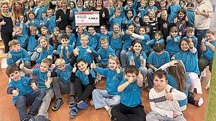 Die Grundschule Künzing-Gergweis ist stolz auf ihre Dritt- und Viertklässler, die beim Sponsorenlauf eine Rekordsumme generierten. Mit ihnen freuen sich die Lehrkräfte Sophie Pleintinger (l.) und Max Limbeck (r.) sowie inmitten der Schüler Lauf-Organisatorin Birgit Magg, Schulleiterin Ulrike Eckl und Alexandra Santl vom Haus Anna, die den Spendenscheck entgegennahm. Die Grundschule Künzing-Gergweis ist stolz auf ihre Dritt- und Viertklässler, die beim Sponsorenlauf eine Rekordsumme generierten. Mit ihnen freuen sich die Lehrkräfte Sophie Pleintinger (l.) und Max Limbeck (r.) sowie inmitten der Schüler Lauf-Organisatorin Birgit Magg, Schulleiterin Ulrike Eckl und Alexandra Santl vom Haus Anna, die den Spendenscheck entgegennahm.