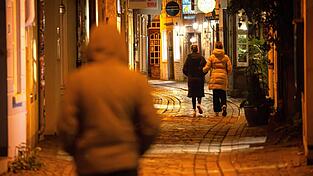 Für viele Mädchen und Frauen ist der Heimweg in der Nacht mit Angst verbunden. Für viele Mädchen und Frauen ist der Heimweg in der Nacht mit Angst verbunden.