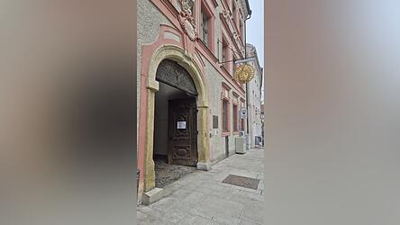 Beherbergt den Römerschatz und die Abteilung für bayerische Frühgeschichte: das Gäubodenmuseum. Beherbergt den Römerschatz und die Abteilung für bayerische Frühgeschichte: das Gäubodenmuseum.