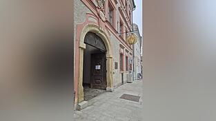 Beherbergt den Römerschatz und die Abteilung für bayerische Frühgeschichte: das Gäubodenmuseum. Beherbergt den Römerschatz und die Abteilung für bayerische Frühgeschichte: das Gäubodenmuseum.