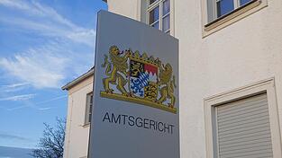 Vor dem Schöffengericht mussten sich eine Frau, ein Mann und ein Jugendlicher unter anderem wegen Hausfriedensbruch und gefährlicher Körperverletzung verantworten. Vor dem Schöffengericht mussten sich eine Frau, ein Mann und ein Jugendlicher unter anderem wegen Hausfriedensbruch und gefährlicher Körperverletzung verantworten.