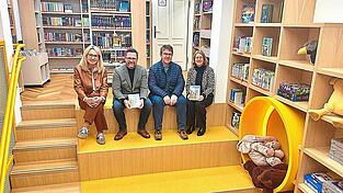 Zeigten sich beeindruckt vom Konzept, der Gestaltung, aber auch vom Erfolg der neuen Further Stadtbibliothek: MdL Dr. Gerhard Hopp (Zweiter von links) und Bürgermeistersprecher Michael Multerer zusammen mit Kulturamt-Leiterin Karin Stelzer (ganz links) und deren Mitarbeiterin Daniela Fuchsbüchler auf der „Lesetreppe“. Zeigten sich beeindruckt vom Konzept, der Gestaltung, aber auch vom Erfolg der neuen Further Stadtbibliothek: MdL Dr. Gerhard Hopp (Zweiter von links) und Bürgermeistersprecher Michael Multerer zusammen mit Kulturamt-Leiterin Karin Stelzer (ganz links) und deren Mitarbeiterin Daniela Fuchsbüchler auf der „Lesetreppe“.