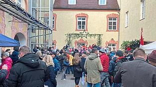 Die Besuche drängten sich dicht an dicht im Klosterinnenhof. Die Besuche drängten sich dicht an dicht im Klosterinnenhof.
