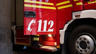 Einsatzkräfte der Feuerwehr rückten am Montagabend aus, um den Absturz des Autos zu verhindern. (Symbolbild) Einsatzkräfte der Feuerwehr rückten am Montagabend aus, um den Absturz des Autos zu verhindern. (Symbolbild)