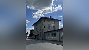 Die Uhr am Vilsbibuger Bahnhof steht still - um fünf vor 12. Man könnte es als Augenzwinkern verstehen - der Landkreis Landshut ist so schlecht mit dem ÖPNV angebunden, wie sonst kaum einer in Deutschland. Die Uhr am Vilsbibuger Bahnhof steht still - um fünf vor 12. Man könnte es als Augenzwinkern verstehen - der Landkreis Landshut ist so schlecht mit dem ÖPNV angebunden, wie sonst kaum einer in Deutschland.