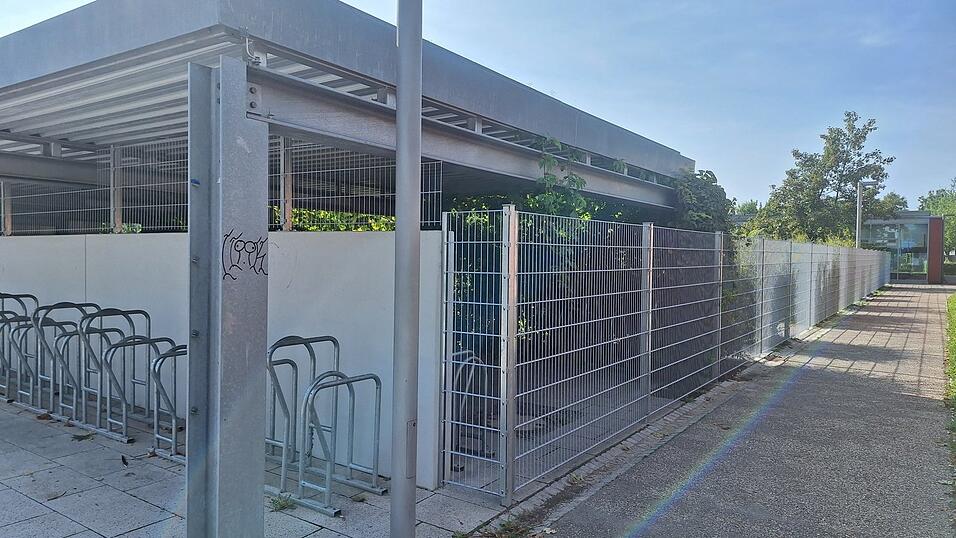 Ein langer Zaun erstreckt sich um das Gelände der Plattlinger Realschule. Ein langer Zaun erstreckt sich um das Gelände der Plattlinger Realschule.