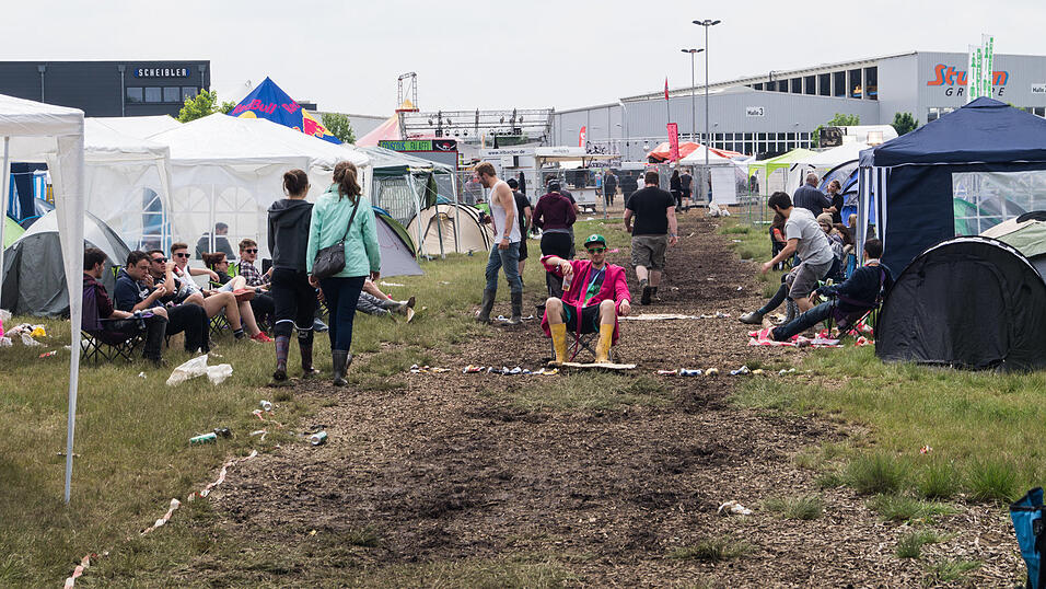 Auf dem Campingplatz lassen es die Pfingst-Open-Air-Besucher richtig krachen, aufgenommen von Regina Hölzel am Freitag. Auf dem Campingplatz lassen es die Pfingst-Open-Air-Besucher richtig krachen, aufgenommen von Regina Hölzel am Freitag.