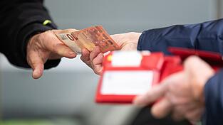 Beim täglichen Einkauf macht sich die Inflation im Geldbeutel bemerkbar. (Symbolbild) Beim täglichen Einkauf macht sich die Inflation im Geldbeutel bemerkbar. (Symbolbild)