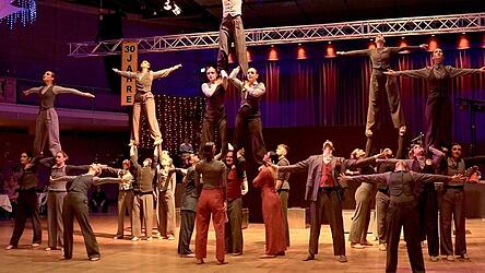 Akrobatische Tanzvorführungen im Showtanz der Prinzengarde Dingolfing. Akrobatische Tanzvorführungen im Showtanz der Prinzengarde Dingolfing.