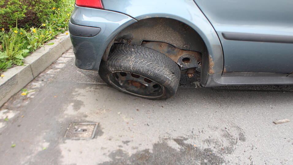 Die Autos waren nicht mehr fahrbereit. Die Autos waren nicht mehr fahrbereit.