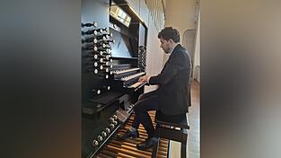 Henri Böhme vertieft an der Orgel in St. Konrad. Henri Böhme vertieft an der Orgel in St. Konrad.