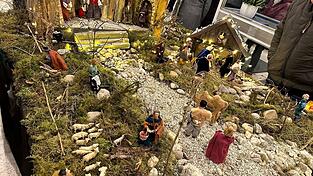 In der Aula der Dominik-Brunner-Mittelschule konnten die Besucher die große Krippe aus der Nähe bestaunen. In der Aula der Dominik-Brunner-Mittelschule konnten die Besucher die große Krippe aus der Nähe bestaunen.