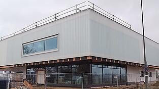 Die Sanierung der Vilstalhalle in Vilsbiburg schreitet voran. Zum Beginn des Schuljahres 2026/2027 soll der Sportbetrieb wieder möglich sein. Die Sanierung der Vilstalhalle in Vilsbiburg schreitet voran. Zum Beginn des Schuljahres 2026/2027 soll der Sportbetrieb wieder möglich sein.