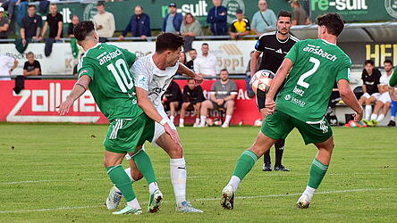 Für die Vilzinger Jungs um Mario Kufner (in weiß) gab es gegen die Ansbacher Abwehr kein Durchkommen. Das 1:1 war am Ende glücklich. Für die Vilzinger Jungs um Mario Kufner (in weiß) gab es gegen die Ansbacher Abwehr kein Durchkommen. Das 1:1 war am Ende glücklich.